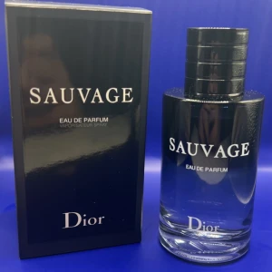 Dior Sauvage Eau de Parfum 100ml - Sauvage Eau de Parfum från Dior, 100 ml, tillverkad i Frankrike. Flaskan är återfyllningsbar och både glas och kartong är återvinningsbara. Ingredienser inkluderar alkohol, parfym, vatten, limonene, linalool, citral, coumarin, citronellol och färgämnen.
