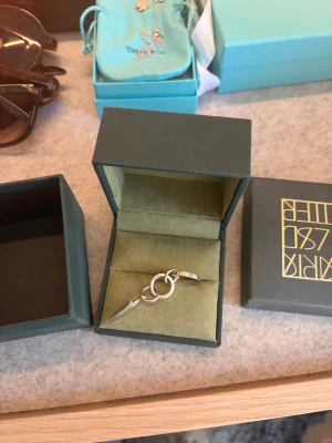 Maria Nilsdotter örhänge - Chaos queen earring i silver! Nypris 2795kr🥰 superbra skick verkligen och så najs att ha både i skolan och på helgen! ❤️ Box medkommer