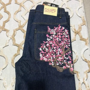 Derschutze Blossom Jeans - Tja! Säljer mina Derschutze Blossom Jeans i snyggt skick, vilket har används få gånger. Det finns inga defekter, mer bilder kan skickas vid efterfrågan. Storlek 30 enlight Derschutzes egna mått, som du kan kolla på deras hemsida!
