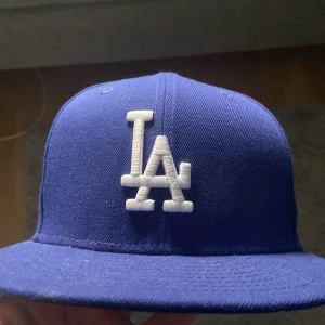 LA  keps  - Säljer/byter min blåa LA keps storlek 55,8 cm. Skick som en ny!! Har haft i 1 månad