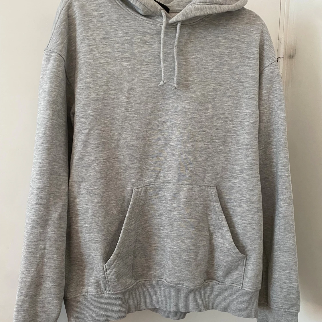 Grå hoodie med huva och magficka
