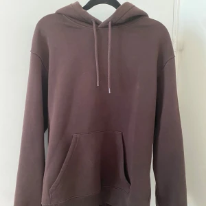 Brun hoodie från H&M Relaxed Fit XS - Mysig brun hoodie från H&M i relaxed fit. Tröjan har huva med snörning, magficka och långa ärmar. Perfekt för chill dagar och enkel att matcha med jeans eller mjukisbyxor.