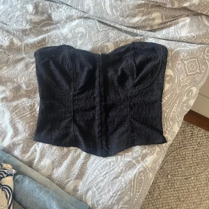 Svart spetskorsett från H&M Divided - Svart korsett från H&M Divided i storlek M. Knappt använd så är i mycket bra skick