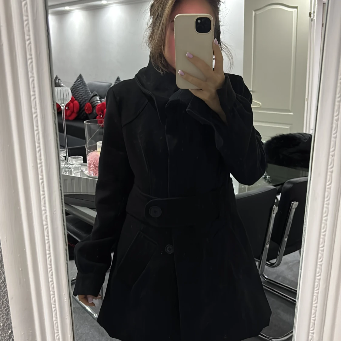 Svart trenchcoat med bred krage - 3