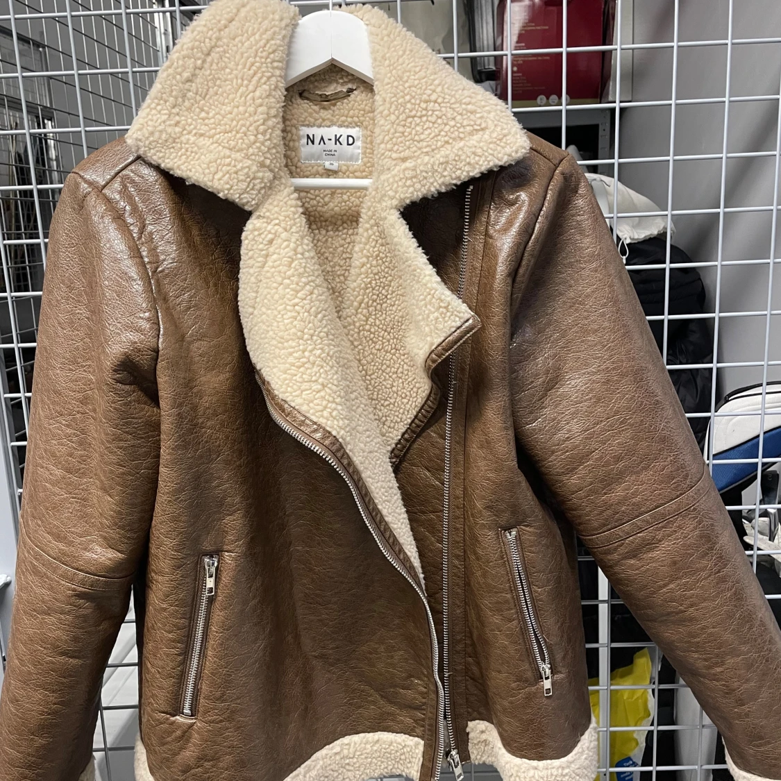 Brun teddyjacka från NA-KD, strl 36