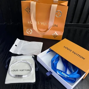 Lv armband - Säljer detta väldigt fina armbandet. Fin färg och perfekt för vardagsanvändning.199! Inga defekter alls. Fraktas samma dag😁