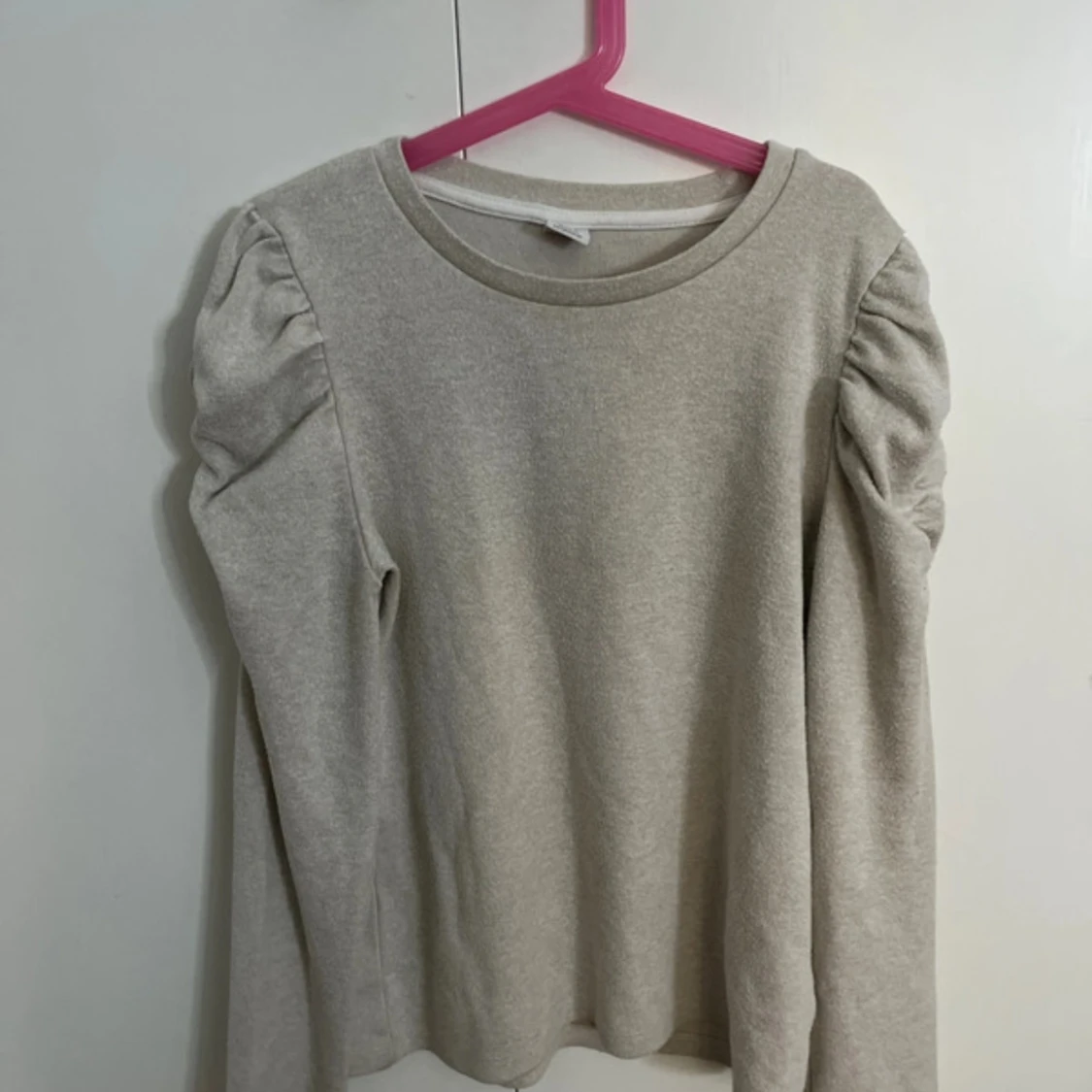 Beige långärmad tröja med puffärm - 2