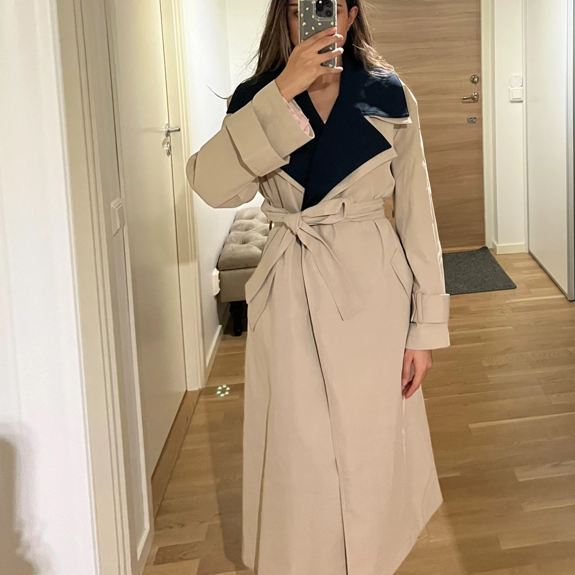 Beige trenchcoat med mörkblå krage