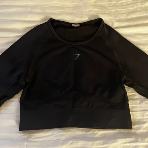 Gymshark topp - Träningstopp från Gymshark. Endast provad på men lappen i nacken är bortklippt. Skönt, luftigt och stretchigt material. 