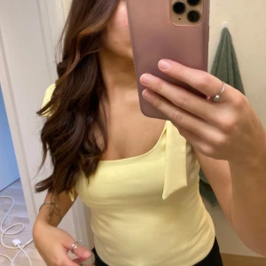 Topp från Zara - Topp från Zara i storlek xs, använd några gånger men fortfarande jätte fin och inga defekter 