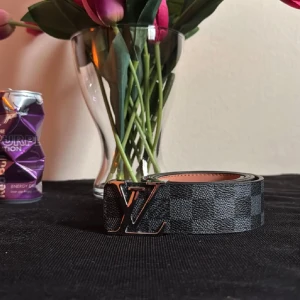 Lv belt - Snabb Leverans ⏳ DM för mer bilder på tröjan  Its not been worn! it was a gift from my dad and he is not here anymore, and its not my size  Färg: Svart  (Se andra bilden för bästa återgivning av färgen)  Storlek i 42|105  Jättebra skick, allt sitter på plats 💯  Material: 100% Läder