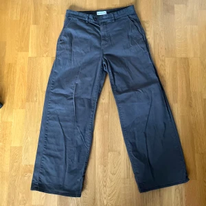 Gråa chinos - Ett par gråa chinos från pier one. Köpta för 2 år sen från Zalando.