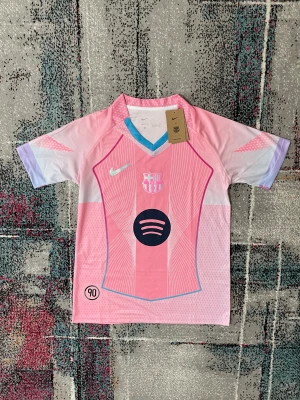 Barcalona special tröja - Säljer denna riktigt snygga tröjan för ett riktigt bra pris! Skriv till om ni är intresserade eller har några funderingar kring tröjan