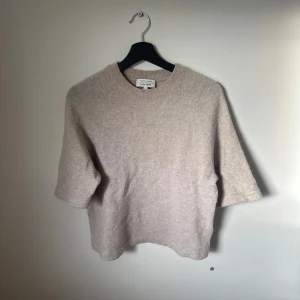 Beige stickad tröja & Other Stories - Supermysig beige stickad tröja från & Other Stories i storlek XS i ett fint sick men lite nopprig som går att få bort💗