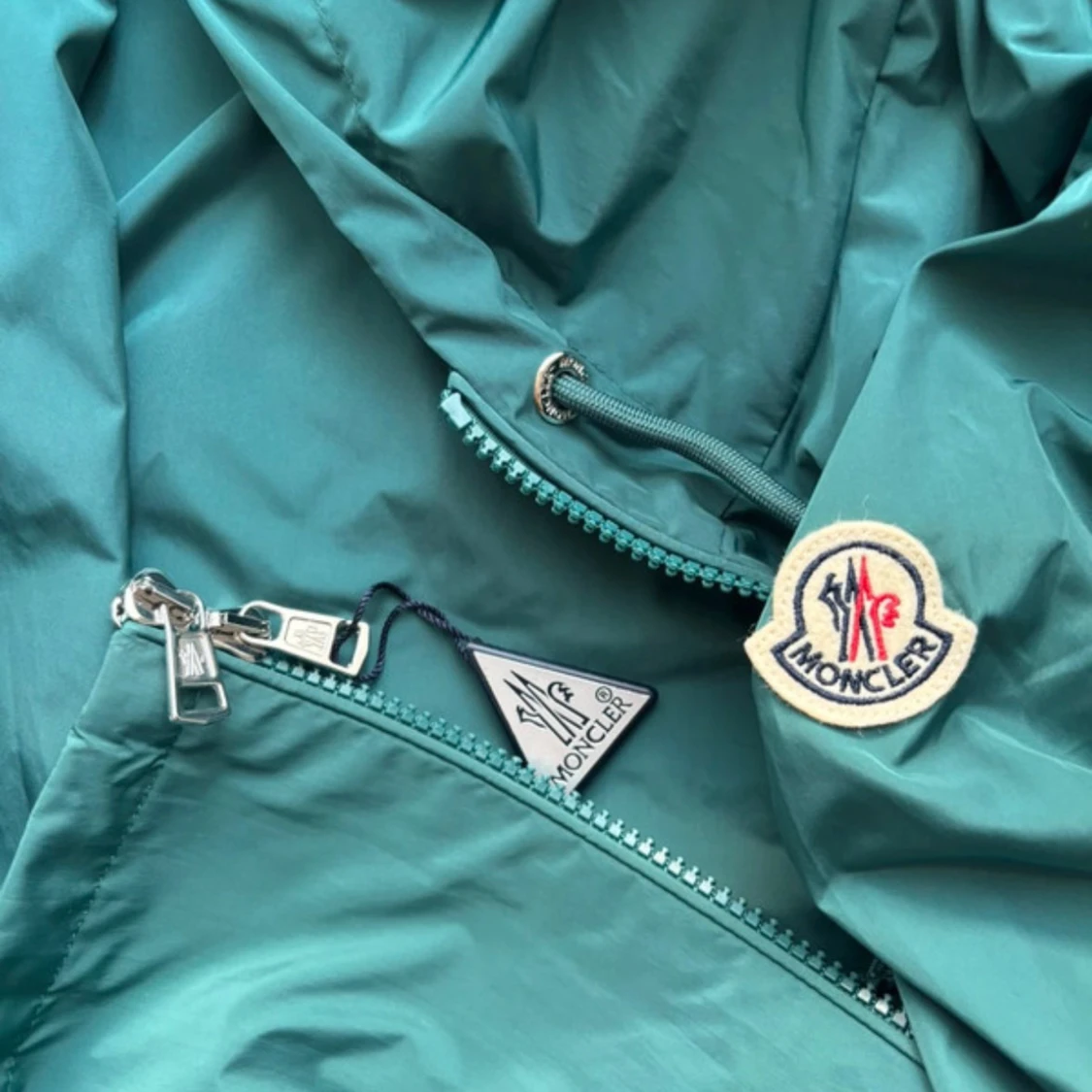 Grön vindjacka från Moncler med huva - 3