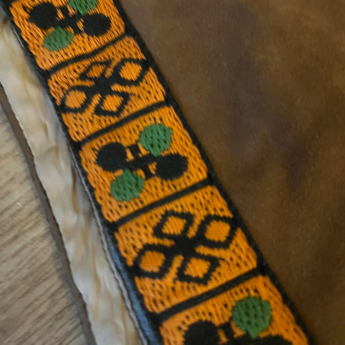 Brun poncho med broderad kant - 2