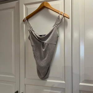 Topp från Bik Bok - Snygg grå/silver linnetopp från Bik Bok. Använd enstaka gång.