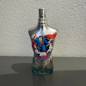 JPG le male i love Gaultier  - JPG le male i love Gaultier är en fräsch men söt och kraftfull doft med noter av mint, vanilj och trä. Klassiskt le male DNA med extra energi. Perfekt för dig som vill sticka ut. Finns som tester i 2 ml, 5 ml och 10 ml. 30kr för 2 ml, 70kr för 5 ml och 150kr för 10 ml.