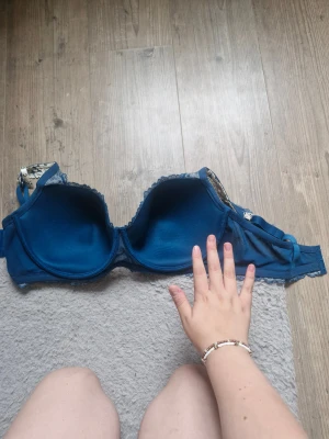 Blå intimissimi bh - Säljer en snygg blå intimissimi bh,jag köpte den av nån på plick så jag har bara testat den,den va förstora för mig så jag säljer den vidare till någon som den passar på 