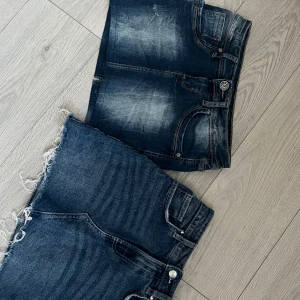 Kjolar - Säljer 2 jeans kjolar, båda för 89kr, en för 49kr. Den blekta är lågmidjad och stretchig storlek S. Den andra är storlek XS/32 helt ny.