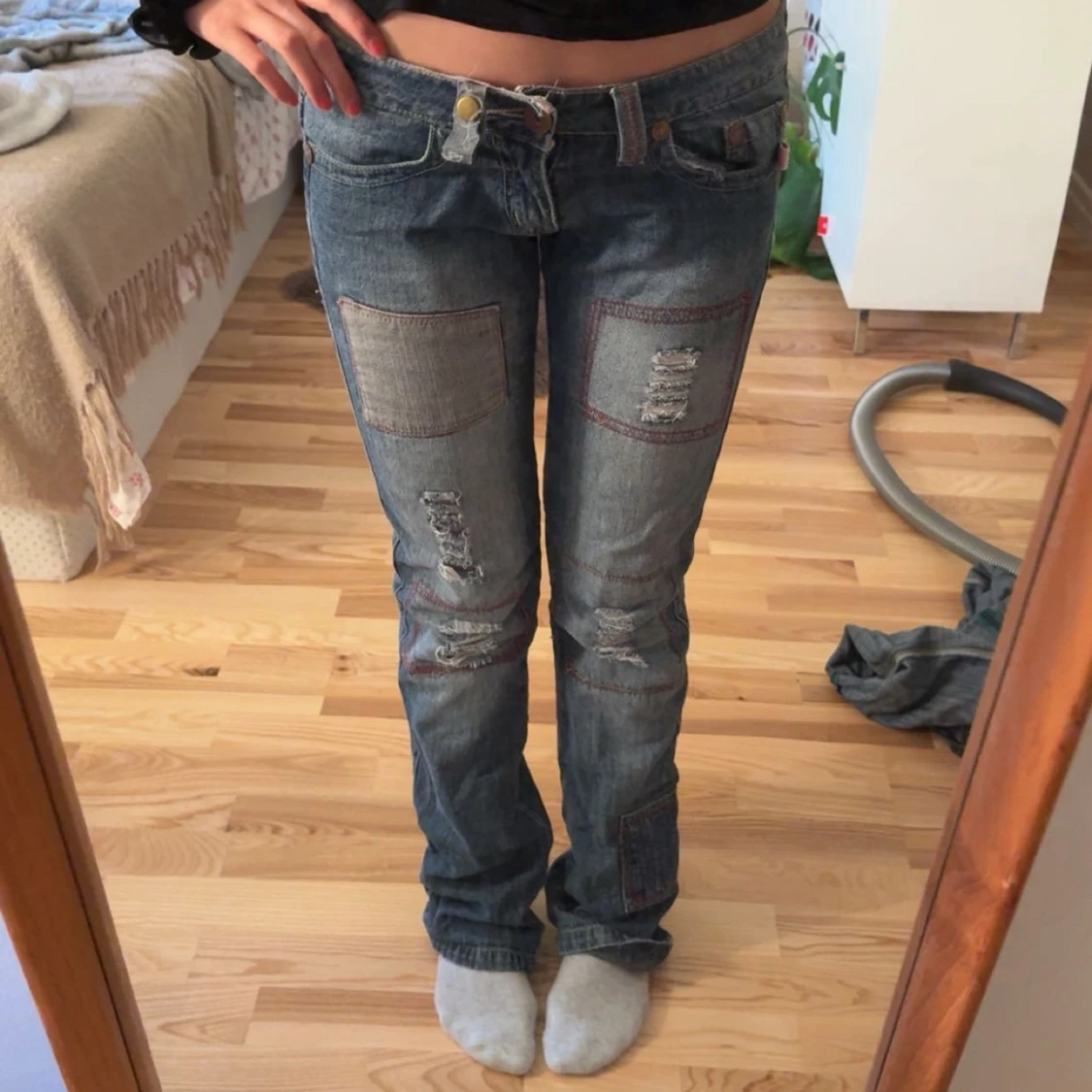 Patchade blå jeans med slitningar - 2