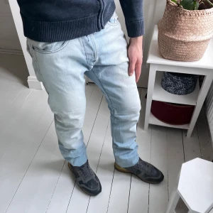 Replay jeans ljusblå - Replay jeans. Inga defekter, använda dock. Mått A: 40 cm, B: 110 cm. Modellen är 180 cm 75 kg och bär modell waiton, W 31 L34 passar honom perfekt. Inte för skinny och inte för baggy ✌️modellen har dock vikt upp jeansen 