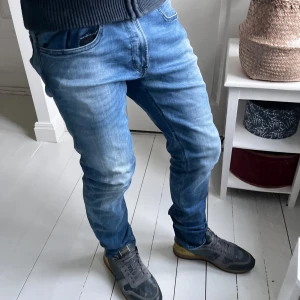 Replay jeans  - Replay jeans. Inga defekter, använda dock. Modellen är 180 cm 75 kg och bär W 32 L34 passar honom perfekt. Inte för skinny och inte för baggy ✌️