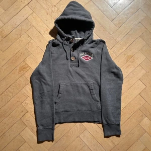 Hollister hoodie - Grå hoodie från Hollister med knappar. Skriv vid ytterligare frågor eller funderingar🤝