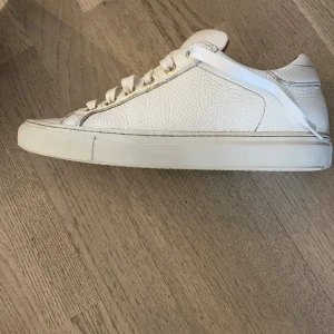 Nästan helt nya sandays skinn skor  - Säljer ett par nästan sprillans nya sandays skor. Storlek: 38                                                                                            Färg: ⚪️.                                                                                      Skick: mycket bra                                                                     Nypris: 2299.                                                                         Mitt pris: 750       Priset kan diskuteras och är öppen för mer frågor. 