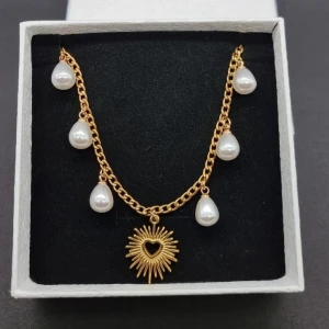 Handgjort halsband  - Stilfull halskedja med hjärta och pärlor. Material: rostfrit stål. Längd: 40-45 cm. Kedjetjocklek-3mm Nickelfri. Priset utan ask blir lägre.