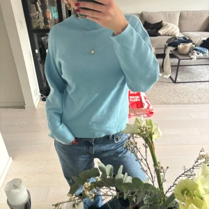 Ljusblå stickad tröja från H&M - Superfin ljusblå stickad tröja från H&M i enkel och clean design. Tröjan har rund halsringning och långa ärmar, perfekt att matcha med jeans för en chill look. Mjuk och skön, passar perfekt för vår och höst.