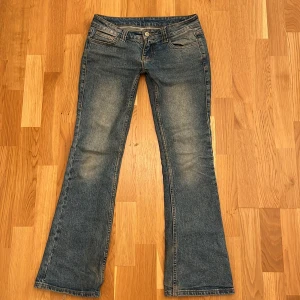 Blå bootcut jeans från J. Galt, S - Snygga blå bootcut jeans från J. Galt i storlek S. Modellen har låg midja och klassisk femficksdesign. Pris går självklart att diskutera!❤️