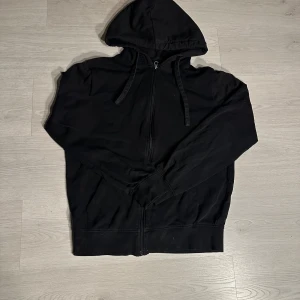 Svart Cubus zip - Stil ren zip hoodie från Cubus, skriv vid frågor!