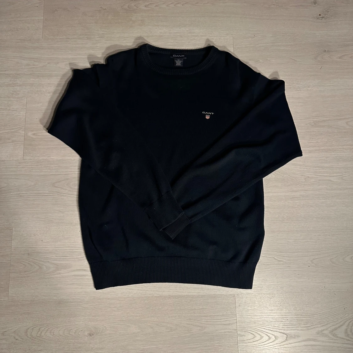 Mörkblå stickad gant