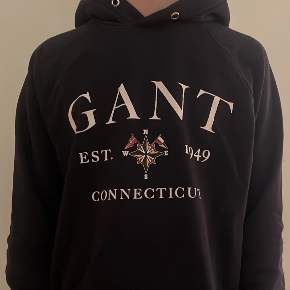 Navy  hoodie från GANT med tryck