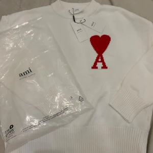 Ami Paris stickad tröja – vit,  - Vit stickad tröja från Ami Paris. Stilren och clean design med hög kvalitet. Oanvänd och i riktigt fint skick.  ✅ ✅ Oanvänd ✅ Fraktas samma dag  Kan alltid diskuteras vid snabb affär 💯