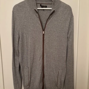 Massimo Dutti Cardigan - Tja! Säljer nu denna Cardigan från Massimo Dutti i strl M men passar även S, kommer i bra skick, ända defekten är lappen som halvt åkt av i nacke , men inget man märker. Nypris ligger på 799kr, hör av vid frågor✌🏽