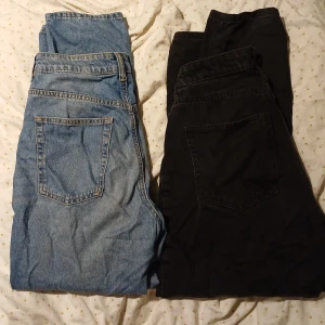 2 Par Mom Jeans Loose Baggy High Waist från H&M  - 2 Par Mom Jeans från H&M (Divided &Denim) Båda i strl 36 (S). 1 Par i Denimblå & 1 Par i Svart / Mörkgrå. Bekväma Jeans. Gott Skick. Innerbenslängd: ca 66 cm. Passar mig som är 160 cm lång. Hör av er om fler bilder önskas! 🌷