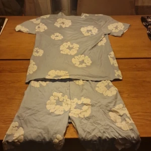 Blå blommig t-shirt och shorts från G Victory  - Blå t-shirt och shorts från G Victory i storlek L