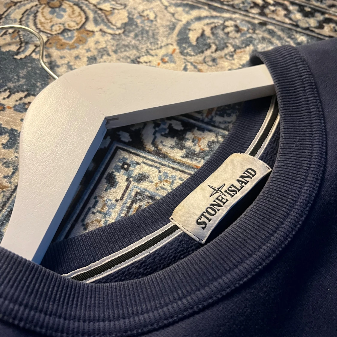 Marinblå sweatshirt från Stone Island - 1