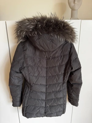 Dunjacka rockandblue 36 päls  - Vinterjacka från rock and blue med dun och äkta päls. Fint skick sparsamt använd, lite missfärgning på insidan av kragen se bild. Nypris ca 5000 färger enligt bild 