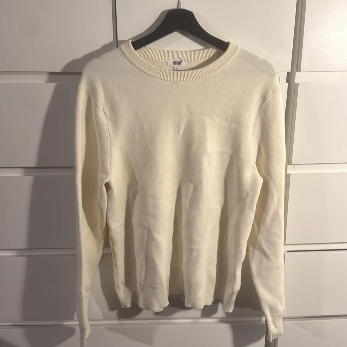 Beige stickad tröja från Uniqlo