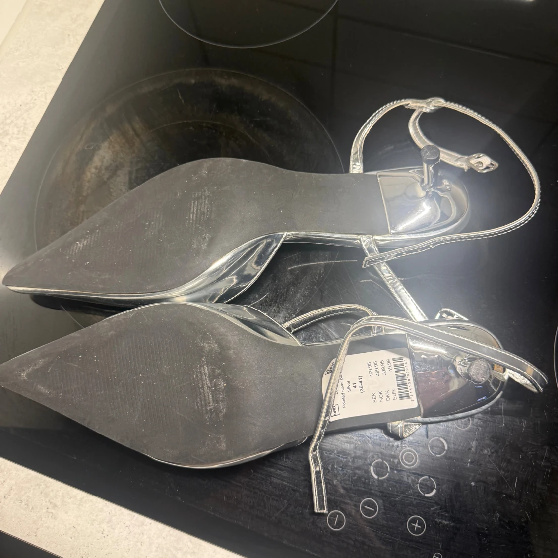 Silvriga pumps med spetsig tå - 1