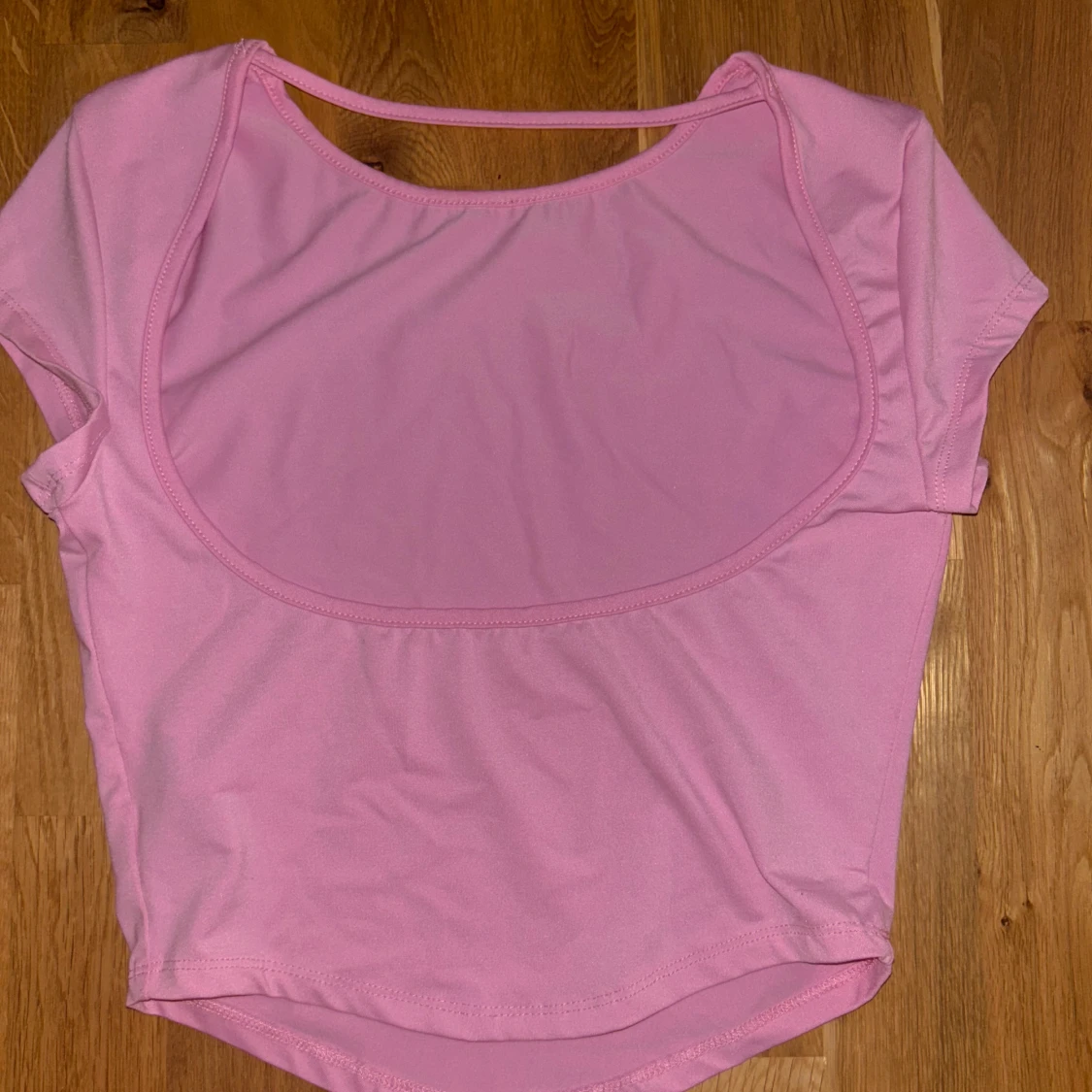 Ljusrosa kortärmad topp med öppen rygg - 2