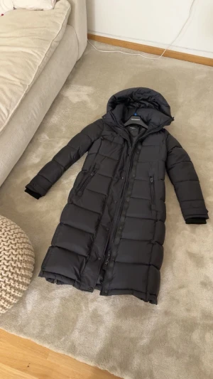 Svart lång vinterjacka  - Hej säljer helt ny vinterjacka från märket rockandblue i modell falcon. Storlek 36. Köpt för 4000kr säljer för 3000kr  pga kunde inte retunera då de gått för lång tid. Finns att hämta i Göteborg eller fraktas :) 