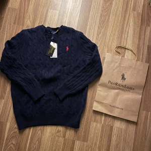 Mörkblå stickad tröja Polo Ralph Lauren - Hej! Säljer en ny ralph lauren tröja som är skön och fin. Skriv gärna om ni har funderingar eller vill ha fler bilder☺️