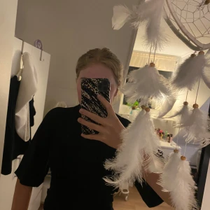 Svart omlottopp med öppen rygg - Svart snygg topp från gina tricot. Använd 1 gång bara. Långa band i ryggen man kan knyta till en rosett.                                          Skicka för flera bilder eller frågor💕