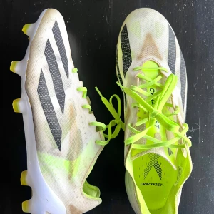 Adidas X Crazyfast + Fotbollsskor - Adidas x crazyfast+ i storlek 41 1/3. Fint skick, låda och allt og finns med! Nån liten skada mellan  dobbplattan och överdelen annars jätte fina, lite smutsiga.