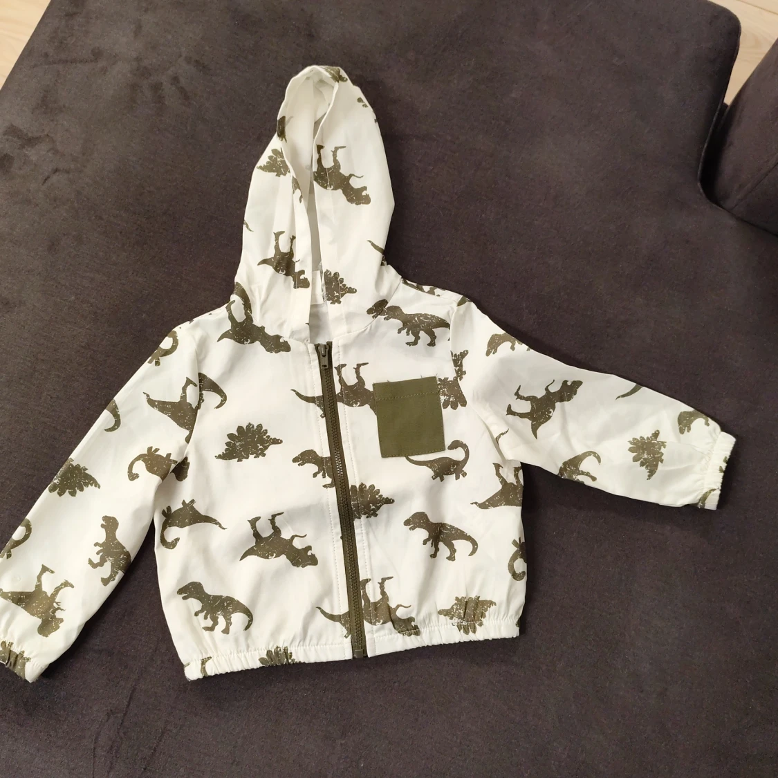 Vit vindjacka med dinosaurier från Shein - 1