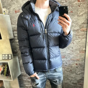 Ralph Lauren Gorham Jacka - Mycket fint skick, liten skada bara. Storlek M passar dig som är mellan 180-185cm ungefär. Nypris ca 5000kr. Modellen är 185 cm, 79 kg. Passar bra nu till vintern. Skriv för mer information!🤝